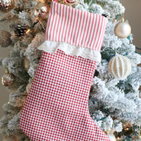 Vente en gros de chaussettes de Noël en polyester à volants et à rayures gingham pour décorations de cheminée de Noël