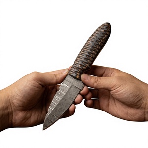 Cuchillo de hoja fija Drop Point de acero de Damasco forjado con mango de madera Pakka, personalizable para caza, camping y supervivencia, 3 años de garantía. - Product Image 1