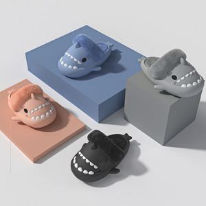 Chaussons d'hiver pour enfants et filles, design original, super confortables, avec intérieur en peluche amovible, forme de requin, plateforme. - Product Image 2