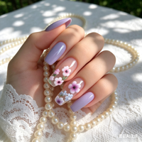 Uñas Postizas con Diseño Floral de Lavanda, Forma Ataúd Mediana, Base Nude, Diseño de Flores Pintadas a Mano, Puntas de Uñas Reutilizables