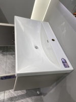 Ensemble de meuble-lavabo mural moderne en acier inoxydable et céramique avec miroir éclairé anti-buée et finition facile à nettoyer pour usage hôtelier