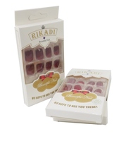 Petit coffret de faux ongles blanc avec gaufrage, laminage mat, matériaux recyclés, emballage en papier, boîtes avec fenêtre pour l'affichage