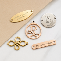 Étiquette métallique découpée au laser en époxy pour vêtements, chaussures, sacs à main – Plaque métallique émaillée de marque – Faible MOQ – Fournisseur d'usine premium B2B