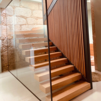 Escalier flottant en bois massif avec éclairage LED, moderne, intérieur, en acier et marbre, avec garde-corps en verre droit, pour villa, taille personnalisée