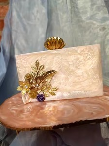 กระเป๋าและกระเป๋าคลัทช์ทำจากเรซินที่ไม่เหมือนใครสดใสเป็นมิตรกับสิ่งแวดล้อมและเครื่องประดับงานฝีมือที่สร้างขึ้นสำหรับผู้หญิงที่ชื่นชอบความสง่างาม - Product Image 5