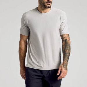 T-shirt de compression personnalisé en polyester et élasthanne, léger, respirant, pour la salle de sport, musculation, course à pied, séchage rapide, ajusté - Product Image 2