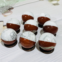 Boule sculptée de 4,2 cm en howlite et jaspe rouge, sculpture artisanale de Poké Ball pour la décoration de la maison