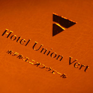 Carpeta de papel de aluminio con logotipo de cuero PU de alta calidad al por mayor de fábrica pequeña Impresión de carpeta transparente - Product Image 2