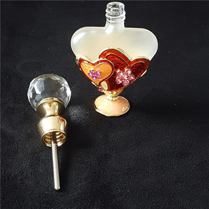 Venta directa de fábrica, botella de perfume de metal con incrustaciones de vidrio de 5ML en forma de corazón, aceite esencial de alta gama embotellado y personalizado - Product Image 4