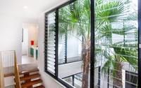 Fenêtres à persiennes en aluminium coupe-vent avec verre, résistantes aux ouragans, modernes, avec moustiquaire verticale en acier inoxydable, style ouverture battante, Trinidad