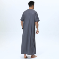 Vente en gros de vêtements musulmans de haute qualité usine islamique Dubai Robe Maroc Jubbah broderie manches courtes Saoudi pour hommes Thobe