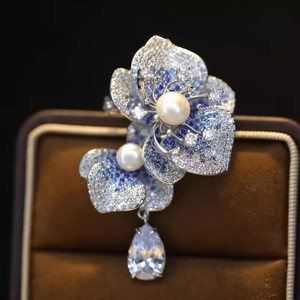 高端轻奢珍珠山茶花胸针女式西装外套胸花固定衣夹优雅礼物 - Product Image 3