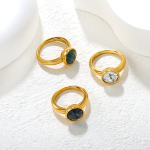 Anillo de compromiso de circonita gruesa de colores al por mayor, chapado en oro de 18k PVD, de acero inoxidable, resistente al agua, para mujer - Product Image 4