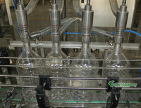 Machine de remplissage et d'emballage entièrement automatique pour liquides linéaires (eau, sauce soja, jus, gin, vin, vodka) avec remplissage par pression et débordement en bouteille