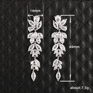 Orecchini Lunghi Classici in Ottone con Motivi Floreali per Donne, Eleganti Gioielli da Sposa - Product Image 4