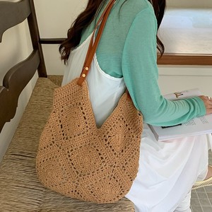 Sac fourre-tout pour femme en tissu ajouré, blanc cassé et kaki, avec boucle magnétique et poche zippée, collection Printemps 2026 - Product Image 4