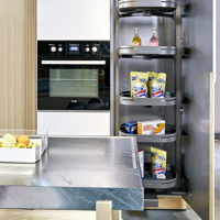 Meubles de cuisine modernes de luxe avec finitions dorées |   Îlot et rangement personnalisables |   Robinet de lavabo blanc brillant avec glissière de tiroir