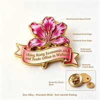 Épinglette personnalisée en émail dur avec motif floral en relief, plaquée or, en alliage de zinc, badge souvenir en métal avec attache papillon