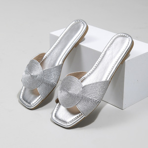 <span class=keywords><strong>Sandali</strong></span> piatti <span class=keywords><strong>estivi</strong></span> da donna di design 2025 di alta qualità con soletta in TPR, ciabatte sexy alla moda all'ingrosso - Offerta calda - Product Image 1