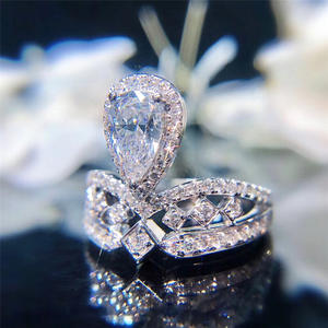 Anello di Fidanzamento F1702 per Donna in Oro Bianco con Diamante Taglio Pera Naturale Colore D e Diamanti Laterali - Product Image 2