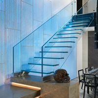 Escalier flottant intérieur avec garde-corps en verre de sécurité pour usage familial