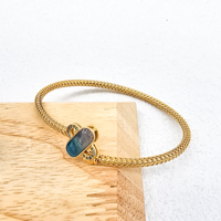 Bracelet en maille à texture radiale Art Déco en turquoise avec procédé de résine époxy bicolore, forme de clic en papier, bijoux élégants pour un usage quotidien