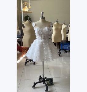 Abito da sposa corto con spalline sottili, corpetto a cuore e decorazioni floreali 3D, ideale per fuga in due, addio al nubilato o matrimonio. - Product Image 1