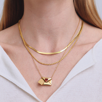 J&D Collier Pendentif Cœur d'Amour Enveloppe Amovible Minimaliste en Acier Inoxydable Incrusté de Zircon Cubique Rouge, Cadeau de Saint-Valentin pour Femme