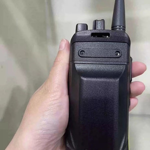 Radio Walkie Talkie Profesional Iradio con Batería Recargable de 4500mAh, Alcance de 5km-10km, Anti-interferencia, Portátil - Product Image 4