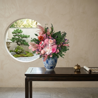 Arrangement de fleurs préservées de luxe dans un vase en porcelaine bleu et blanc, élégante rose éternelle rose pour la décoration de la maison