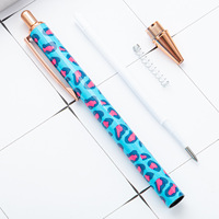 Stylo bille rétractable rose imprimé léopard, finition or rose, couleur lavande pastel