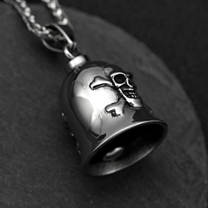 Collar de Plata con Diseño de Calavera y Huesos Cruzados, Estilo Pirata, con Acabado Pulido - Product Image 4
