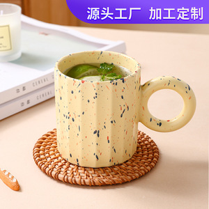 Taza de cerámica con diseño de puntos blancos, amarillos y azules para café, té, desayuno o regalo, diseño de taza individual. - Product Image 4