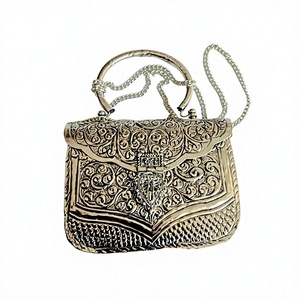 Sac de soirée artisanal en métal en forme de poisson avec fermeture à cadenas, 7 pouces, petite capacité, doublure en PU, toutes saisons, Uttar Pradesh - Product Image 1
