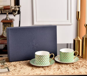 Ensemble de deux tasses et d'un plat en porcelaine royale russe à motif d'étoiles colorées, écologique, moderne et luxueux, avec boîte cadeau - Product Image 1