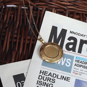 จี้สร้อยคอโลหะผสมสีทองเงินสไตล์วินเทจสำหรับผู้หญิงและผู้ชาย พร้อมกรอบรูปสำหรับใส่รูปภาพเป็นของที่ระลึก สามารถปรับแต่งได้ - Product Image 4