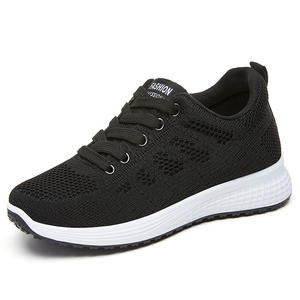 Zapatillas de deporte de estilo de baloncesto de suela blanda cómodas y transpirables ligeras para mujer, zapatos planos de malla hueca para deportes de verano para caminar - Product Image 4