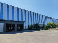 Atelier préfabriqué en structure acier, entrepôt robuste en acier galvanisé, haute capacité de charge, résistant à la corrosion pour le transport maritime