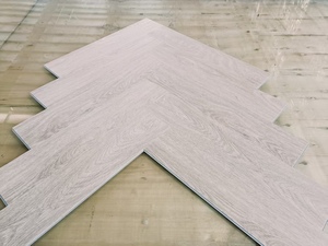 Suelo Vinílico SPC de Roble Claro, Diseño en Espiga, 6.5mm, Alta Calidad, Núcleo Rígido, Sistema de Clic Unilin - Product Image 5