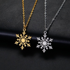 Collier tendance personnalisé pour Noël, pendentif flocon de neige en acier inoxydable plaqué or 18 carats avec chaîne à maillons - Product Image 3