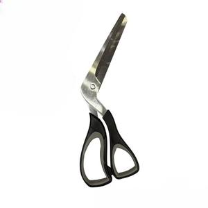 <span class=keywords><strong>Tijeras</strong></span> Cortadoras de Pizza con Mango Ergonómico y Espátula Integrada para Cortar Pizzas Finas, Crujientes <span class=keywords><strong>o</strong></span> Profundas de Forma Eficiente - Product Image 2