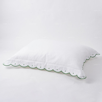 Parure de lit en percale de coton blanc pur avec taie d'oreiller décorative et housse de couette à bord festonné brodé contrastant