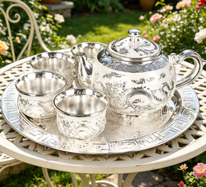 Set da Tè e Vino in Metallo Ecologico di Alta Qualità Design Mediorientale Include 1 Teiera 4 Tazze 1 Piatto per Uso Domestico - Product Image 4