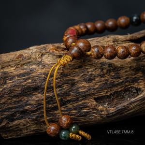 Bracelet en perles d'agarwood naturel semi-affleurant pour femme 6 mm, bois d'oud authentique mélangé avec des accents dorés - Product Image 4