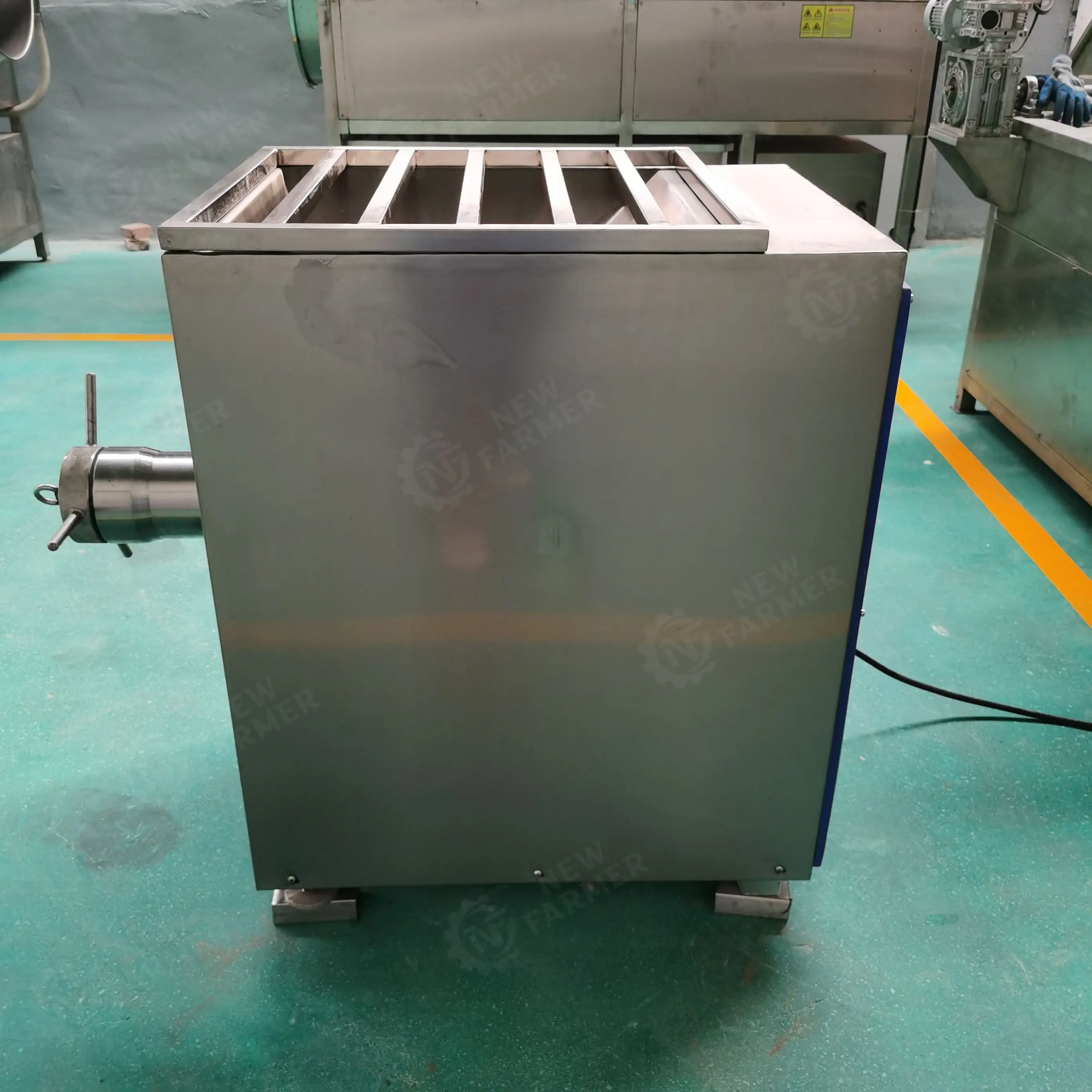 Novo moedor de carne elétrico de aço inoxidável industrial e comercial com engrenagem misturador para triturador de carne congelada em grande escala