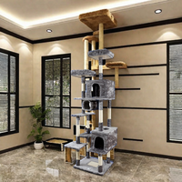 Arbres à chat de qualité supérieure, design tendance, jouets pour chats d'intérieur, griffoirs pour grands chats, en sisal, peluche et bois, emballés en cartons.