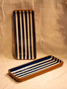 Assiette en grès artisanal cuite à haute température, motif rayures bleu indigo, résistante au micro-ondes, durable, idéale pour servir desserts, gâteaux, hôtels - Product Image 2