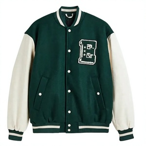Veste universitaire pour femme 2026, avec corps en feutre vert foncé, manches crème et lettre « E » en relief sur la poitrine - Product Image 1