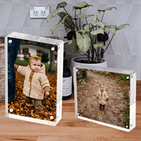 Pas cher Luxe Sans Cadre Prix Raisonnable Goujon Métallique Transparent Personnalisé Support Carré Cadre Photo Étagère Pour Cadre Photos