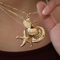 Collar Elegante Retro con Colgante de Flor de Hibisco, Concha y Estrella de Mar en Color Oro de 18K, Resistente al Agua